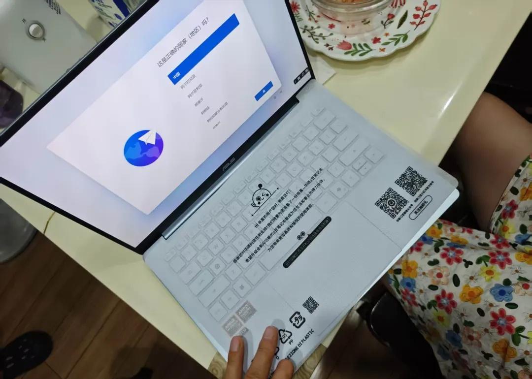 a豆14 Air颜值在线，机身轻薄便携，颜色很好看。无奈最近笔记本涨价涨得离谱，