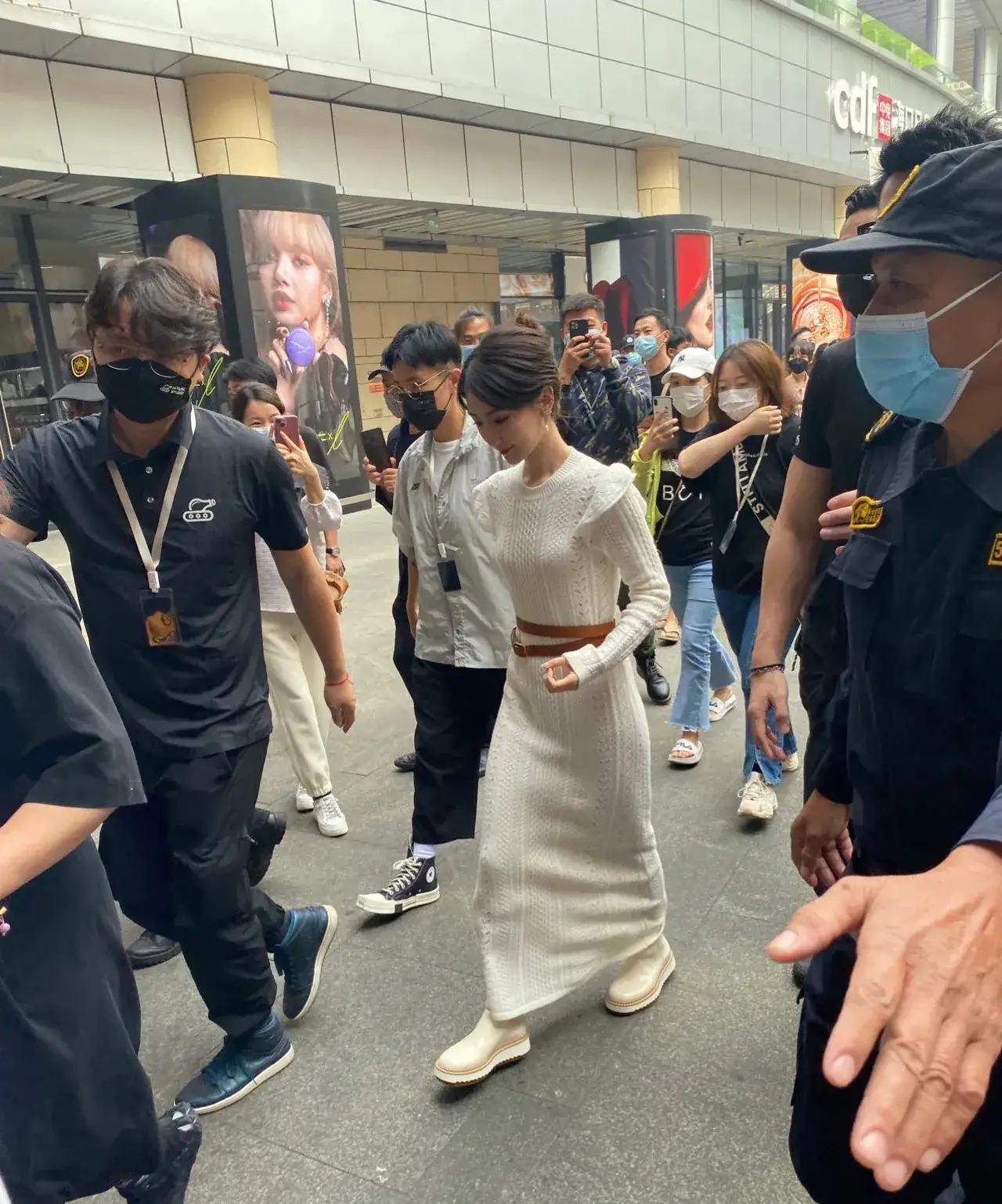 毛晓彤官方资料显示身高有168CM，然而生图却暴露了真实身高，所以她有1米6吗？