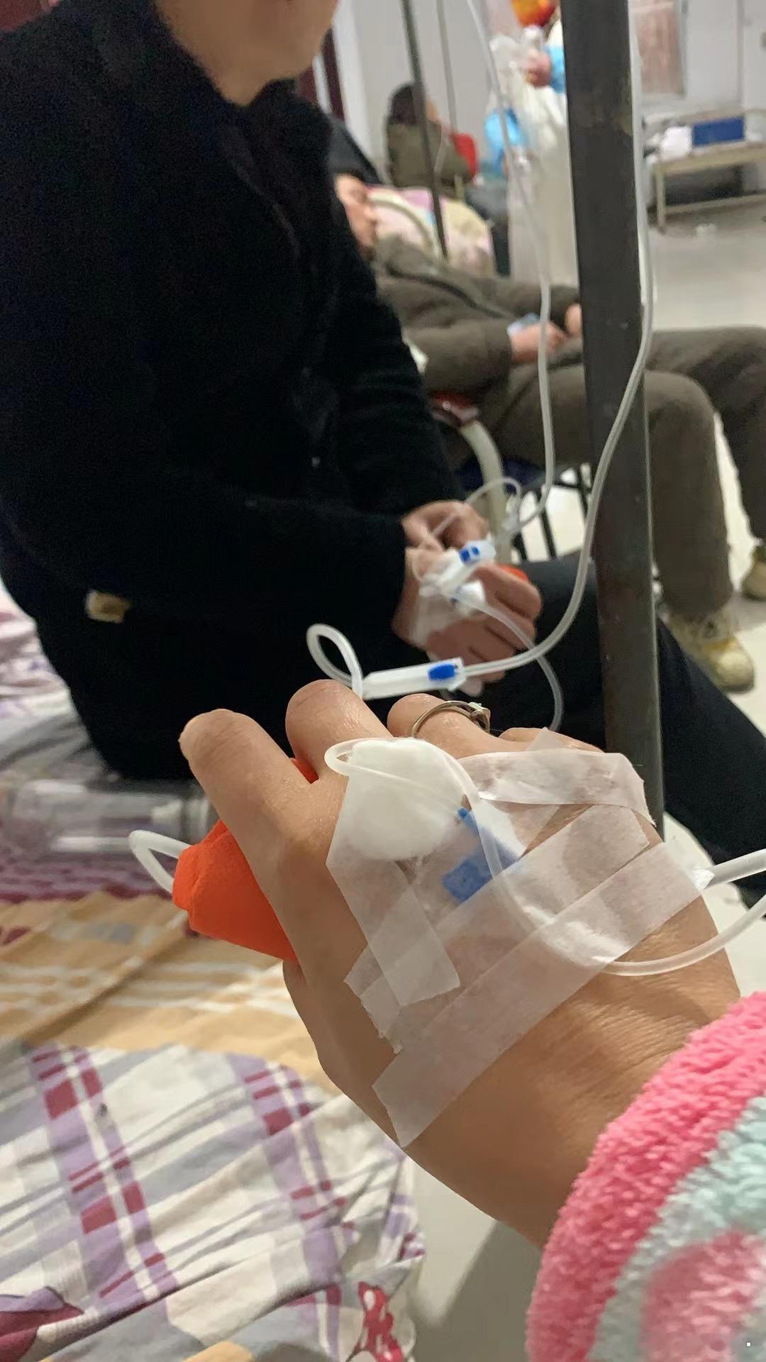妈妈发群里的照片 看到后很心疼 但是也有点想笑 因为昨天老爸还在帮妈妈拔针 今天