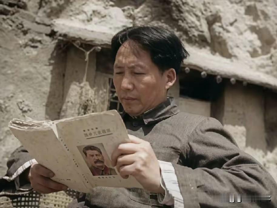 黄土窑洞，素纸寒窗。岁月深处，伟人静心研读、伏案执笔。纵然条件艰苦，依旧潜心思考
