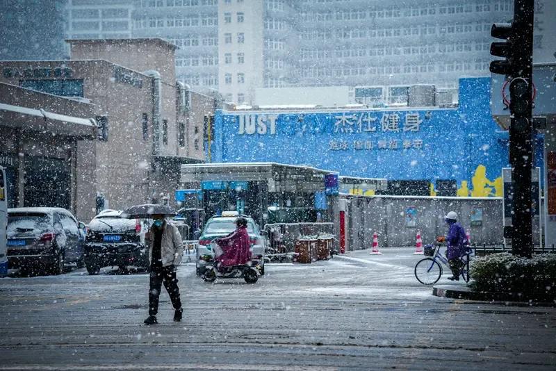出上：冷月携霜笼静院，
对下：凉云掷雪盖煌楼。