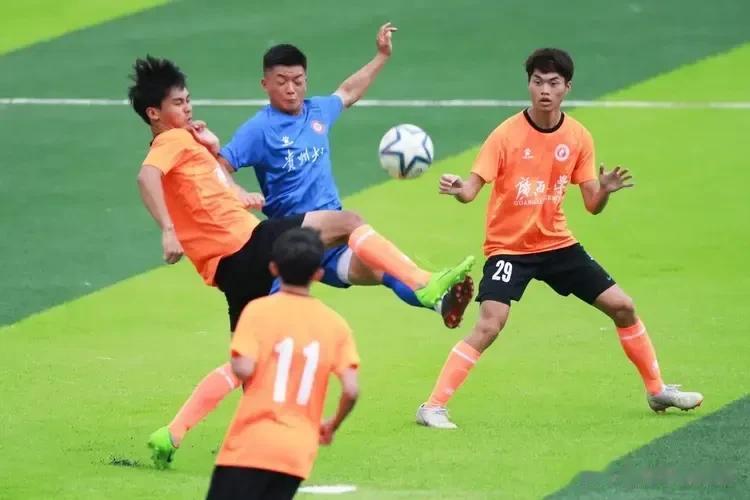 火火的“乡村赛事”,乐坏了农民美了贵州。吃完晚饭，大家一起前往球场，男人上场比赛