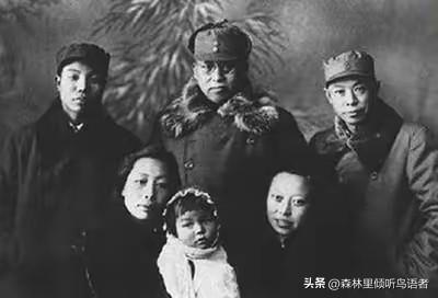 1959年5月1日的夜晚，宋任穷的女儿宋勤安静站在天安门红墙城楼之上，十九岁的眼