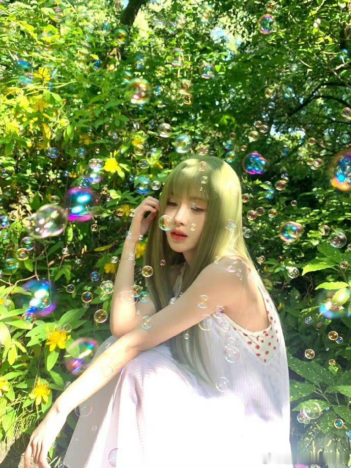 #鞠婧祎绿发# 哦莫莫～是哪个小朋友在玩泡泡机啊[哇]原来是鞠婧祎小朋友，是在玩