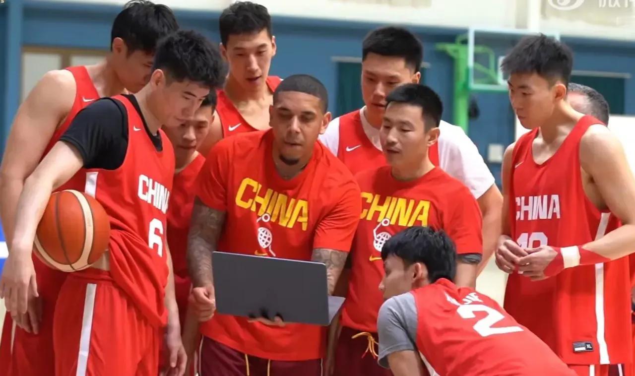 国家队集训竟给队员搞个人能力特训，还请了两个 NBA 特训师，这像学霸考试带家教