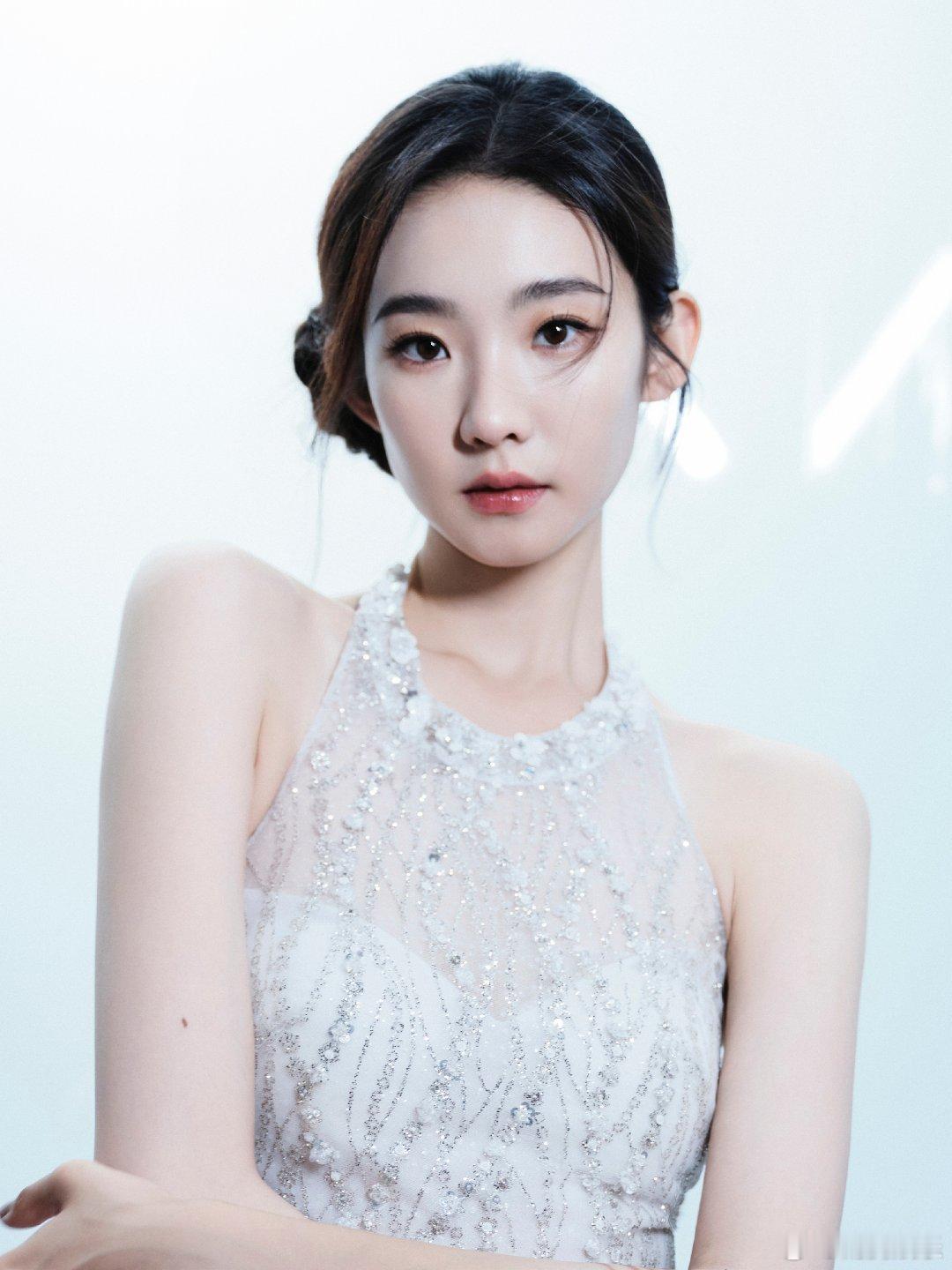 #硬糖少女303##张艺凡# 今日份糖妹新鲜物料张艺凡湖南卫视元宵喜乐会新定妆照