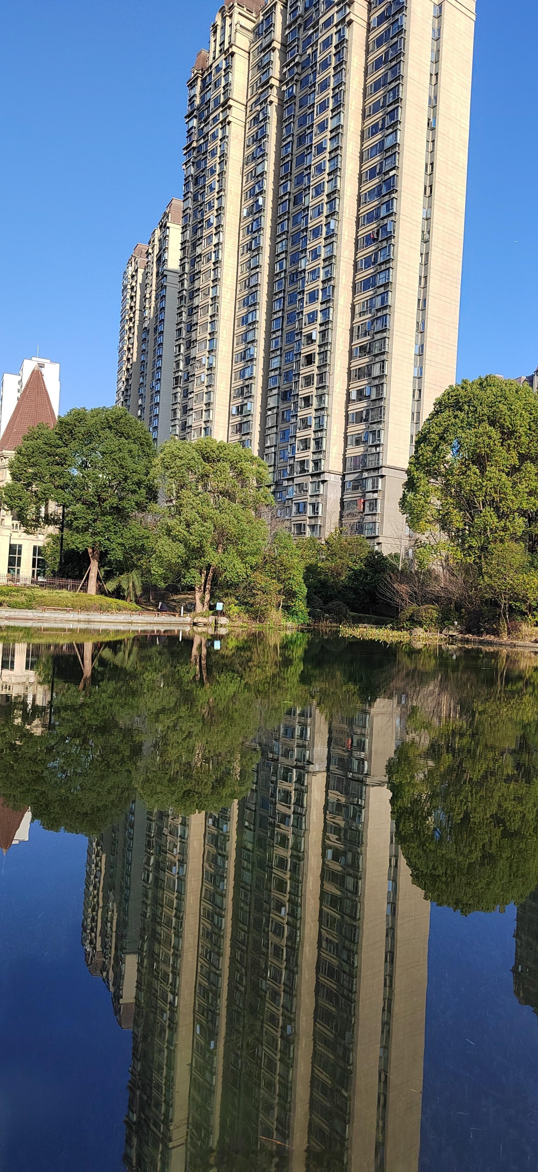 🍽️吃完早餐，去散散步，减减肥，再发点小文章，享受美好的清晨，这天气如丝如画，