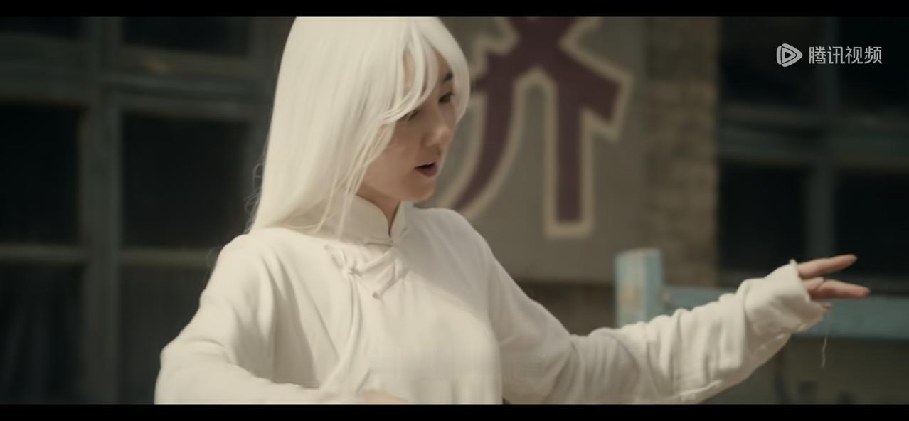 《主角》小白鞋被一群人压在地上捆，保卫科长带头，拉都拉不开。不是这些人可恨，小白