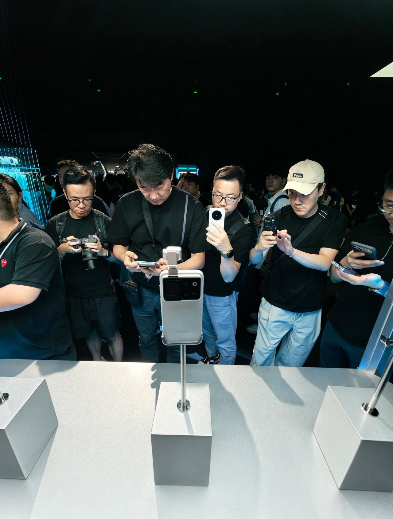 荣耀Robot Phone发布当晚预定量已经超40万台，原因不仅是产品力和定价，
