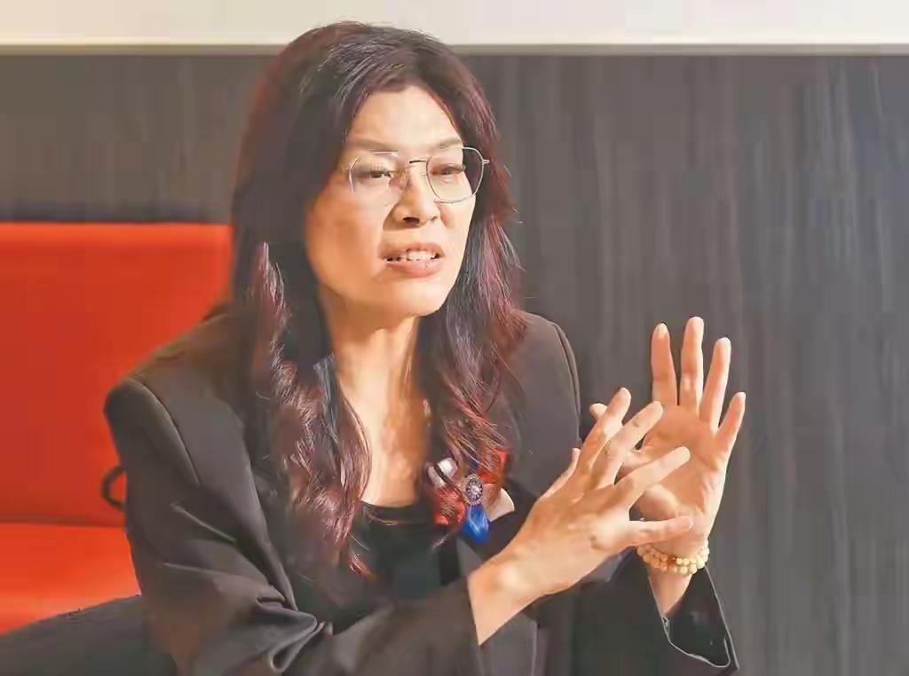 郑丽文口气真大！大陆不安排见高层就不来？国台办回应很明确！
 
这话一出来，不少