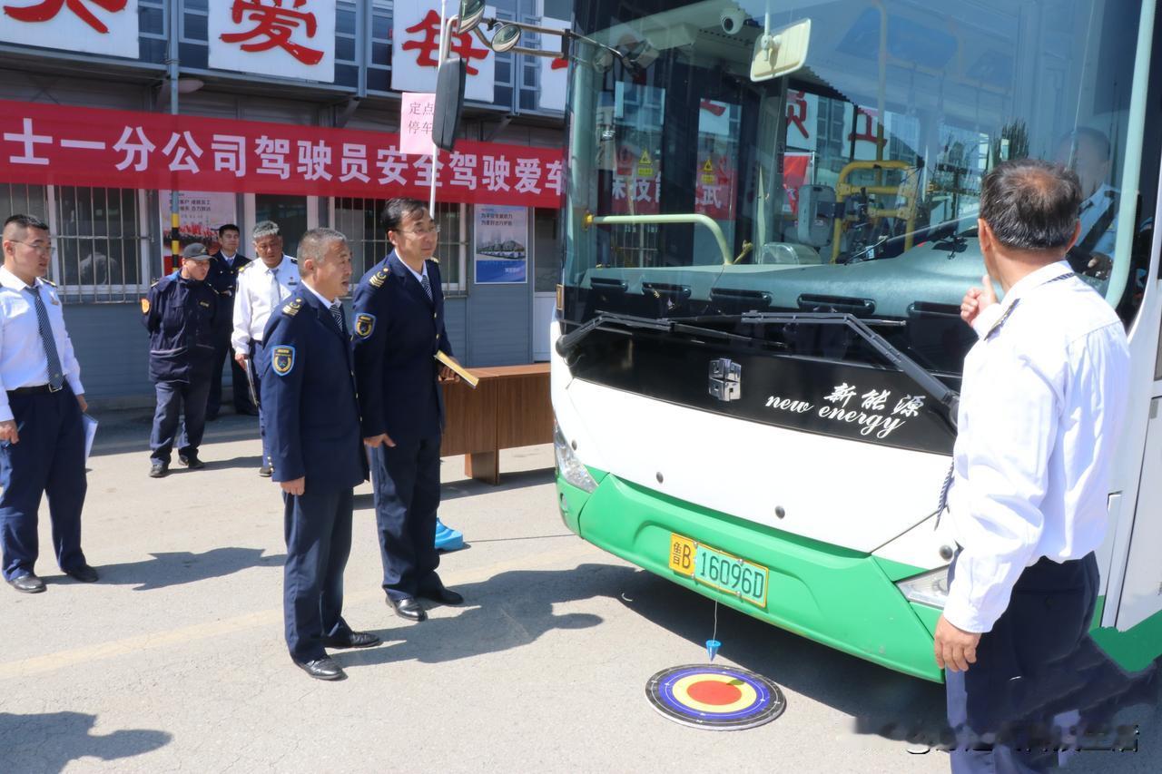 今天下午两点多出门，在青岛宁夏路永嘉路站上了309路公交，往辛家庄方向走。本来寻