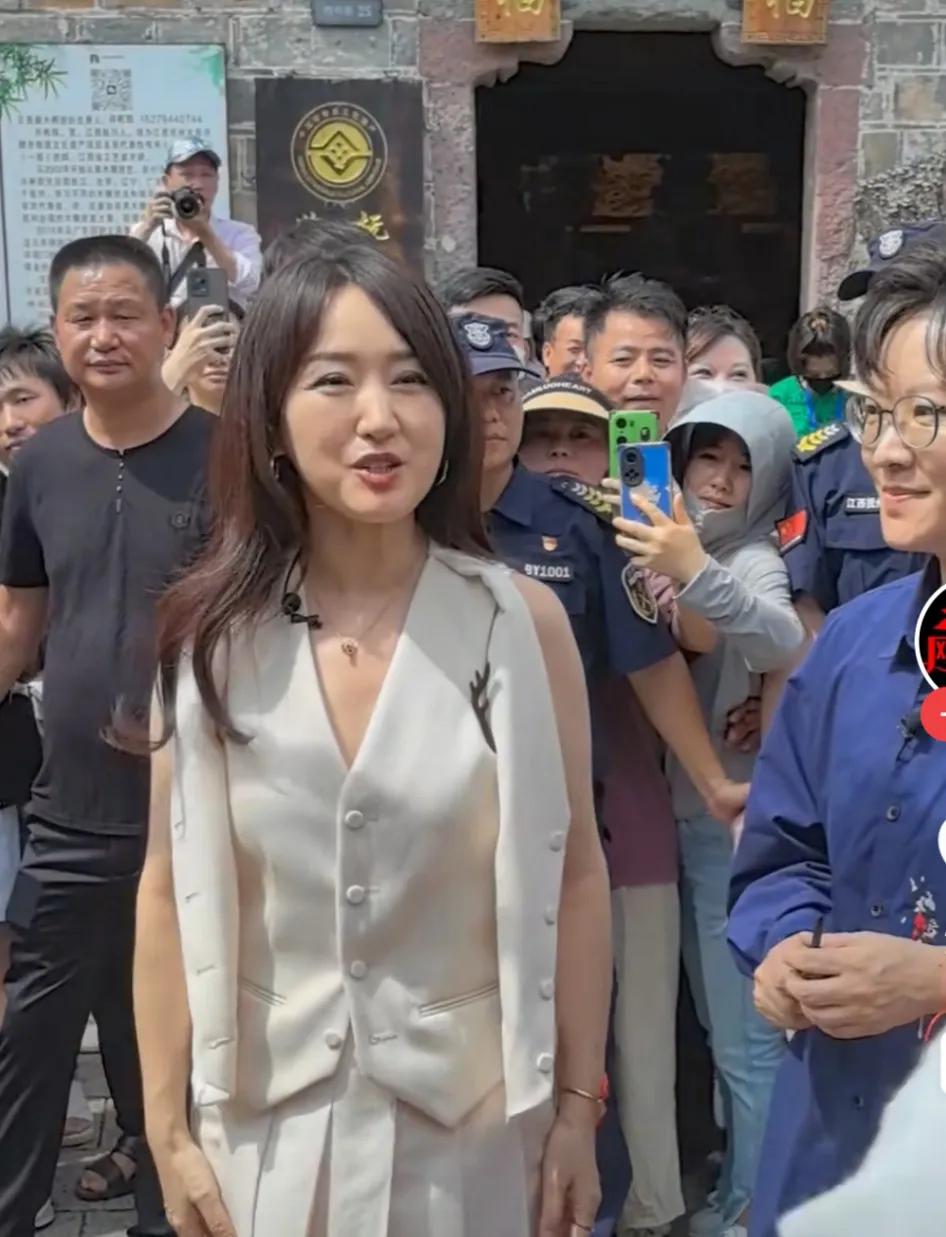 杨钰莹真的好美啊！50多岁了，岁月没有在她脸上留下任何痕迹。期待有新歌