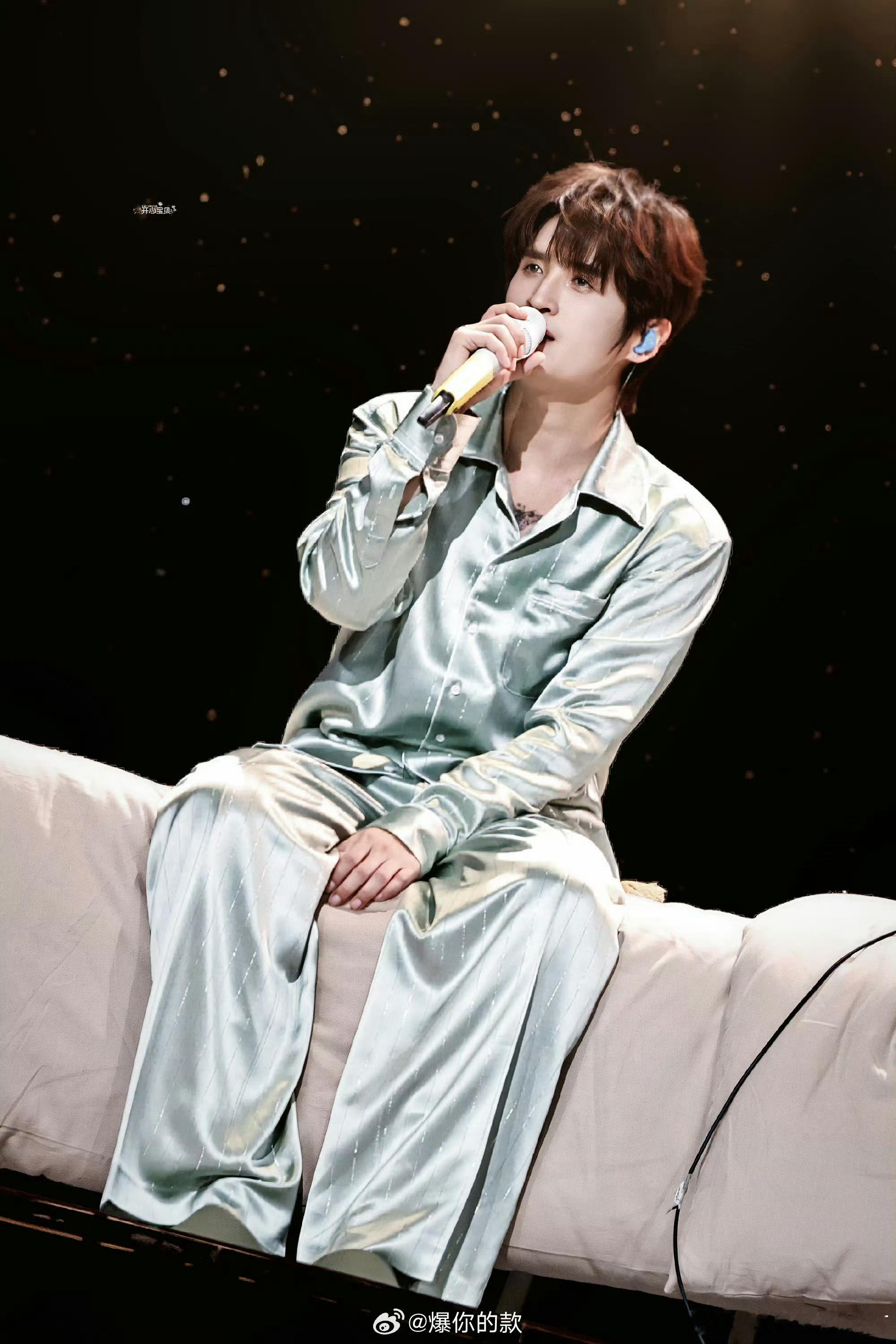 张远谁家的演唱会是这视角张远演唱会男友视角这视角承包一整天心动！张远演唱会男友视