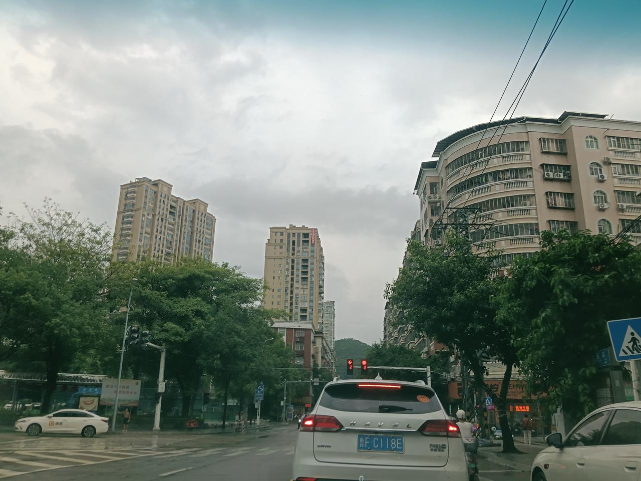 雨天城市街道湿漉漉的