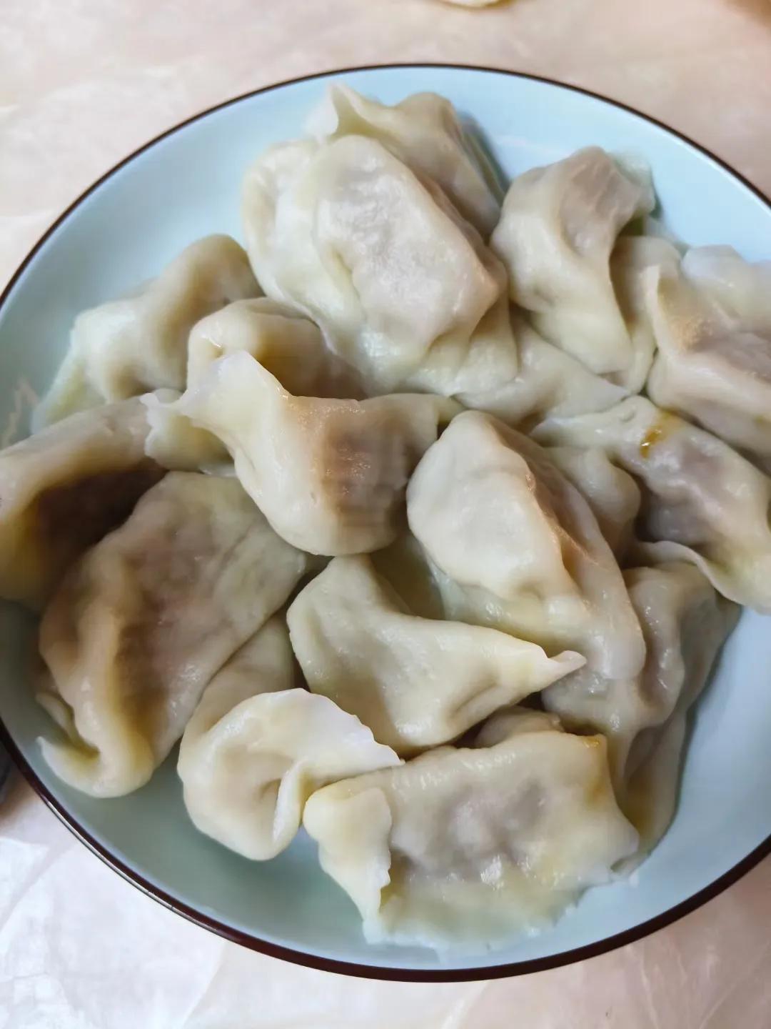 妻子的闺蜜和丈夫从遥远的他乡赶来。为尽地主之谊，妻子让我去陪酒。可害苦了我，喝多