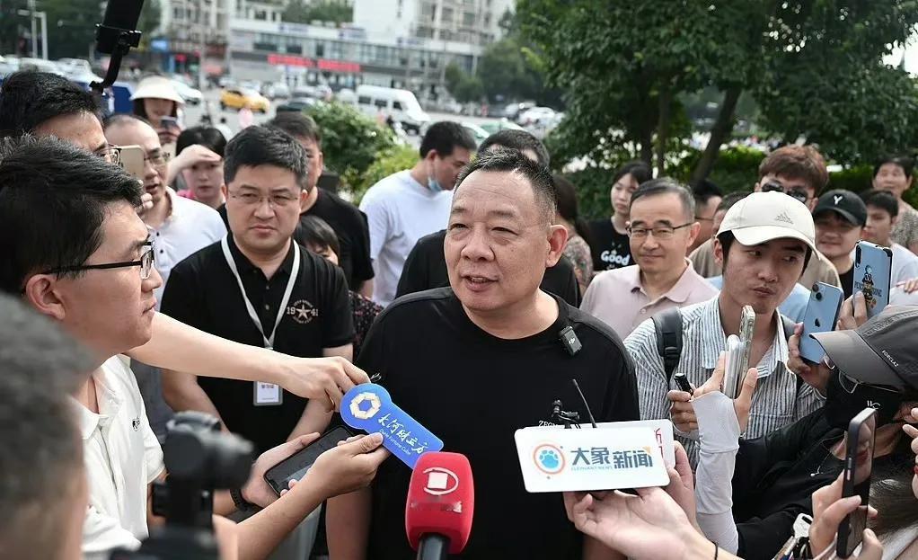 胖东来未售卖农夫山泉绿瓶水，缘由是钟睒睒曾表示其不宜长期饮用。
农夫山泉绿瓶为纯