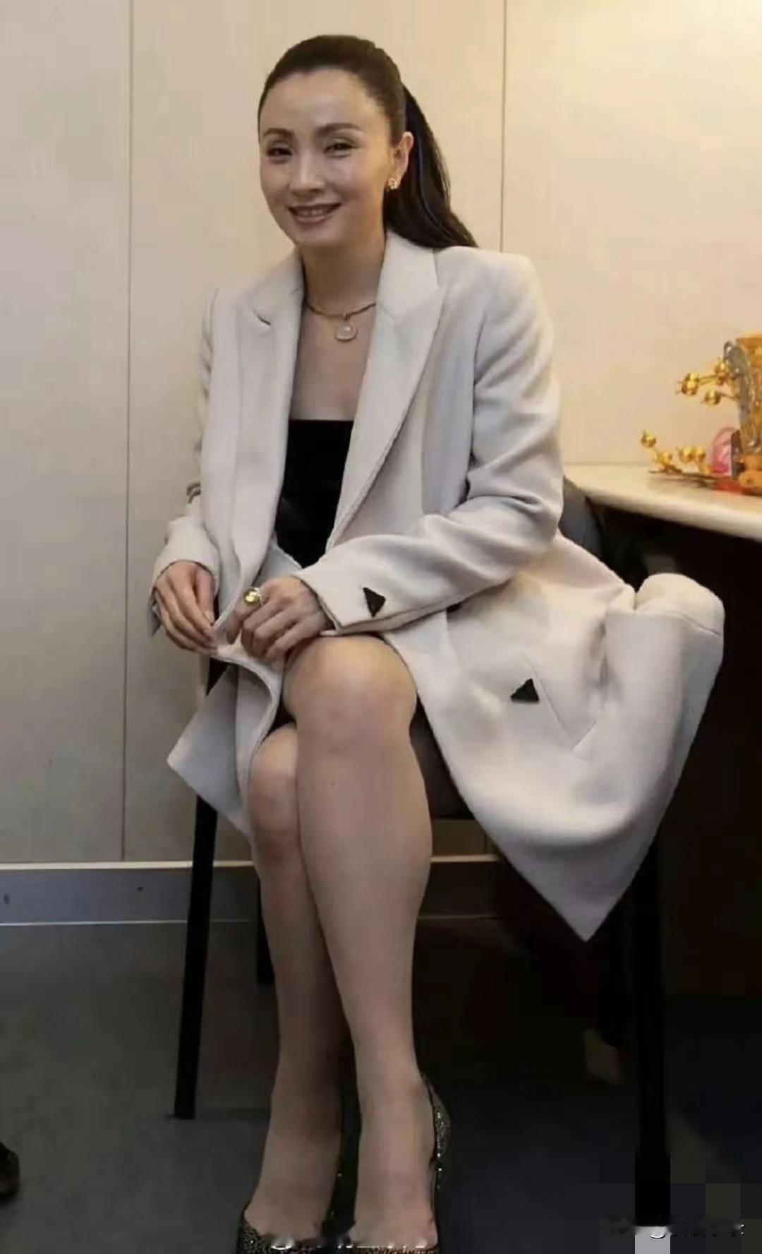 当过运动员练过花样游泳的美丽就是不一样，陶虹小姐姐笑容超甜，白西装搭配黑裙子，优