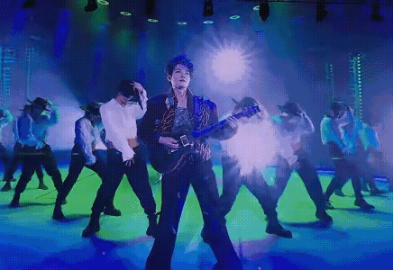 陈楚生 给北京一点震撼！！！
电吉他本身就炸，但他“弹+跳”同时上，炸翻天的表演