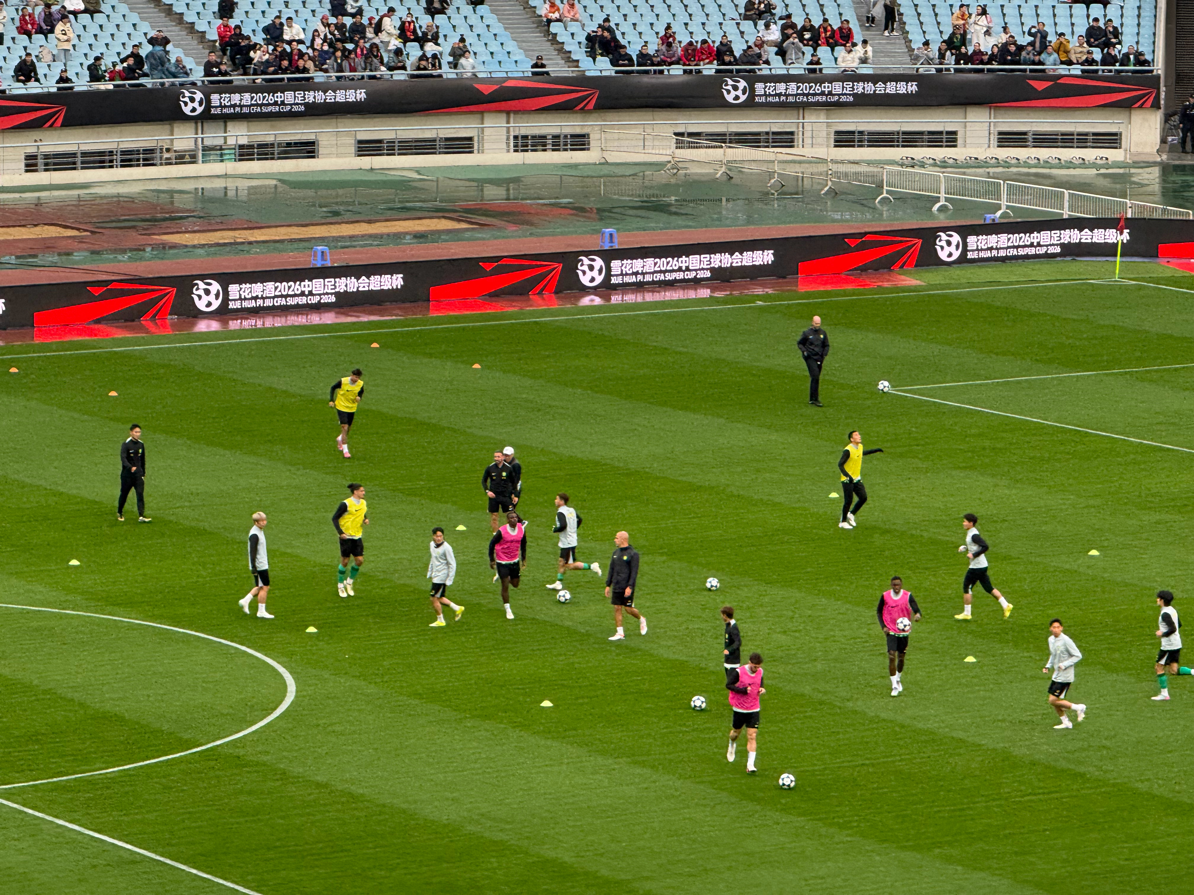 有人看到海米提踢中卫，觉得有点意外。其实倒也不用意外，本身海米提就能踢中卫，而且