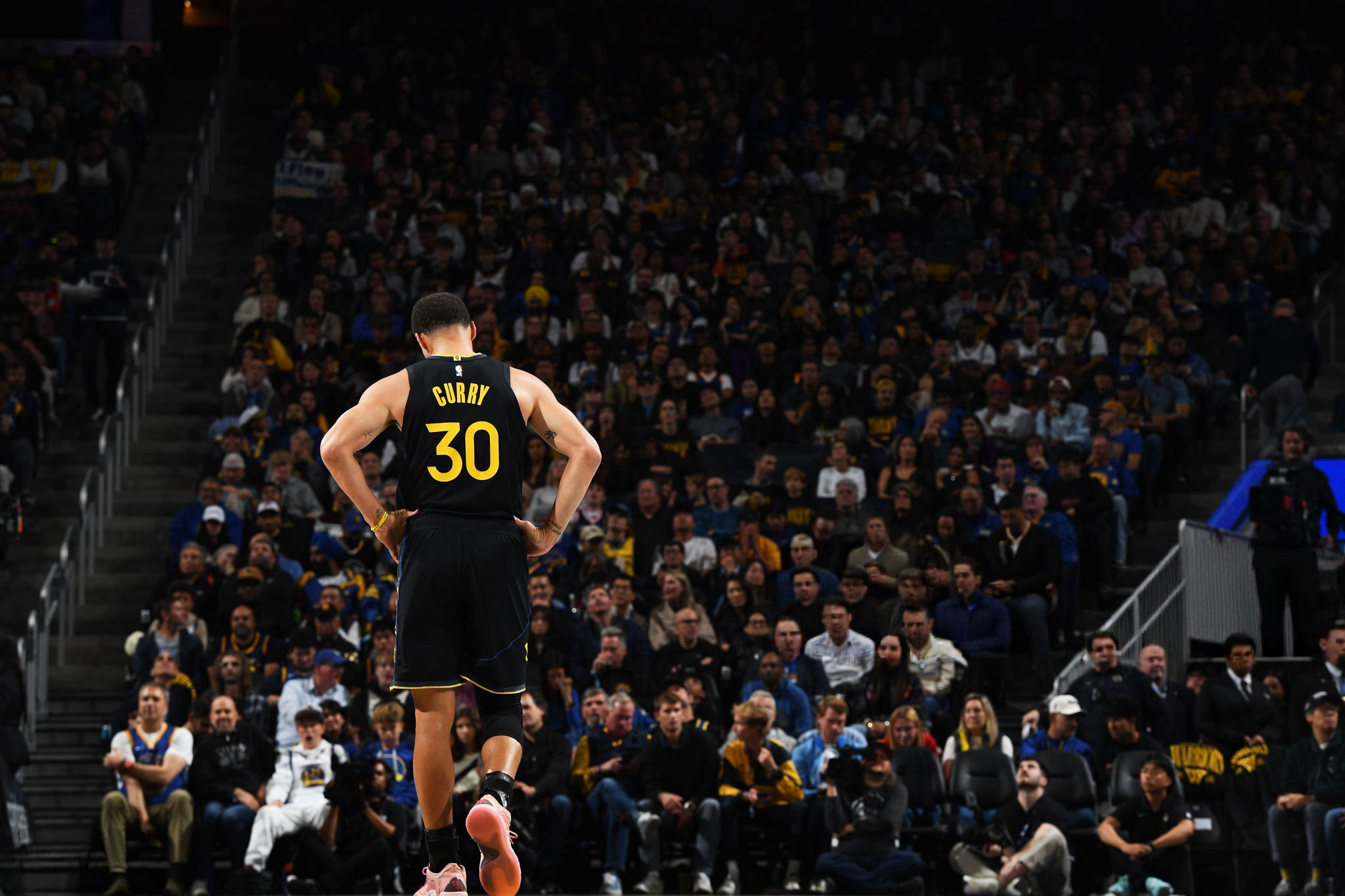 常规赛第20场 14分6篮板5助攻2盖帽现在连想看库里健康打球的愿望都满足不了曝