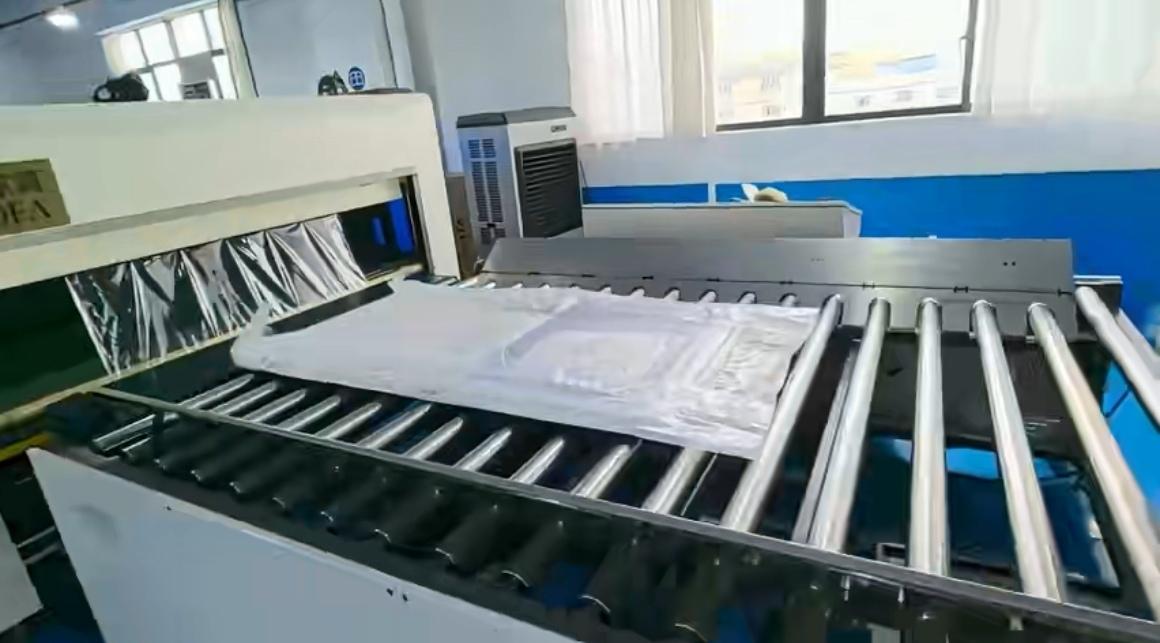 【沙发“压缩饼干”快递出国，收货人竟被弹晕一周？】

这可能是今年最“弹”性十足