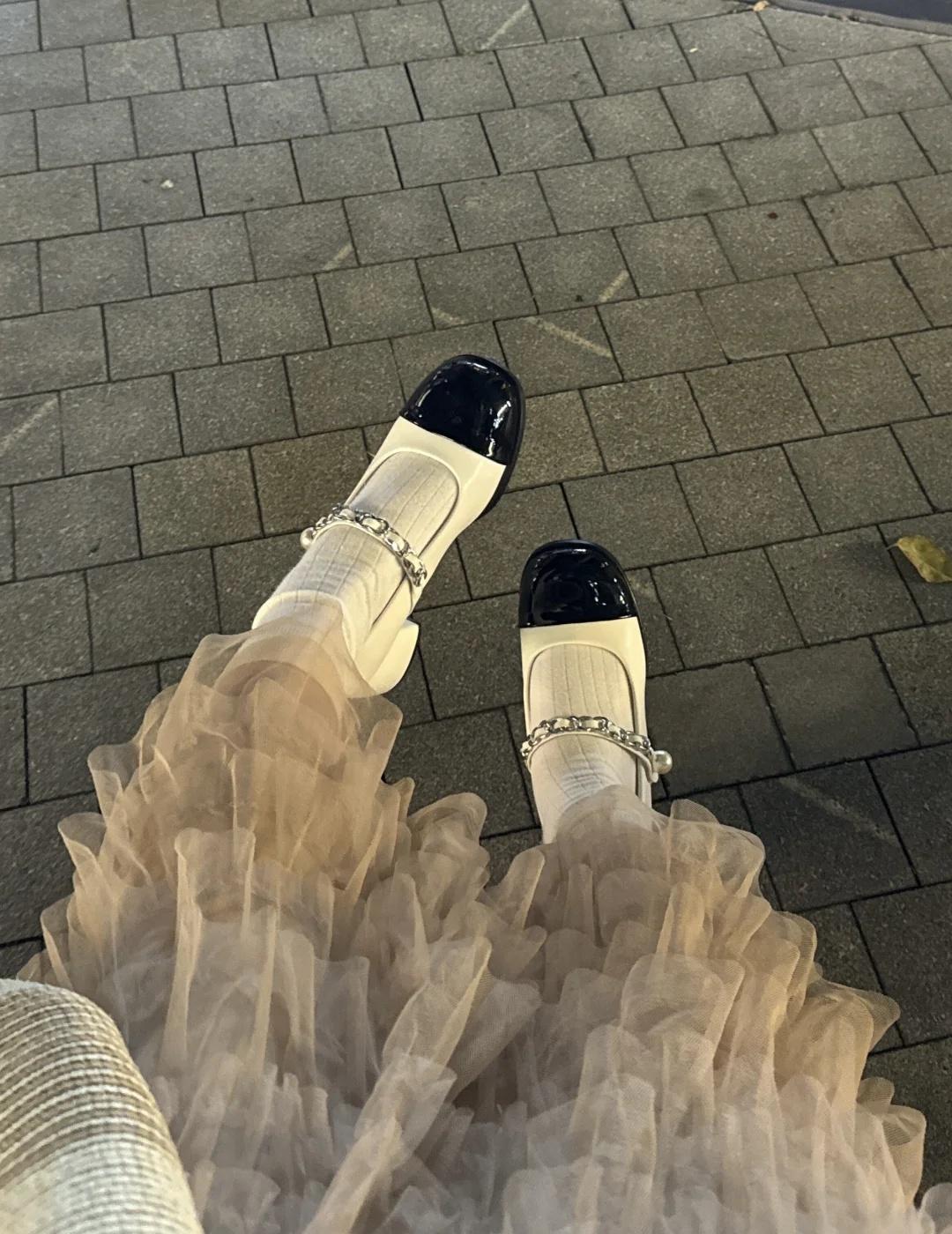 啊啊啊，超级喜欢的玛丽珍鞋！！
搭裙子很温柔！真的好好看！鞋子也很有质感
新鞋子