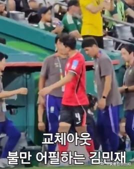 世界杯爆出超大冷门！韩国0-1不敌南非，直接掉到小组第三。
 
赛后韩国网友彻底