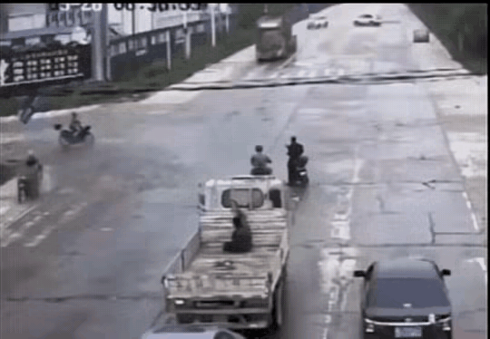 这是给停车超出停车线的行人和非机动车敲了一个响亮的警钟