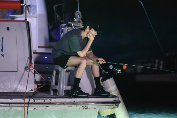 魏大勋体验夜钓  魏大勋体验夜钓感觉还是挺不错的feel！海角度假村也是帅帅的呀