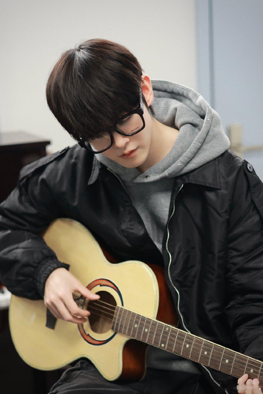 田嘉瑞弹吉他随拍 田嘉瑞说猜猜弹的什么歌 田嘉瑞说猜猜弹的什么歌被田嘉瑞弹吉他随