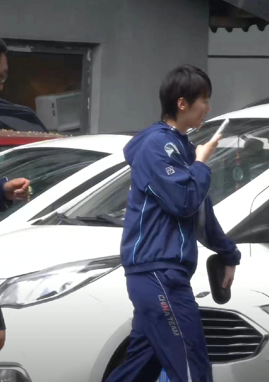 成都国乒训练基地，今天最新鲜的王曼昱，做完技术训练后，与体能教练和孟队医一起去做