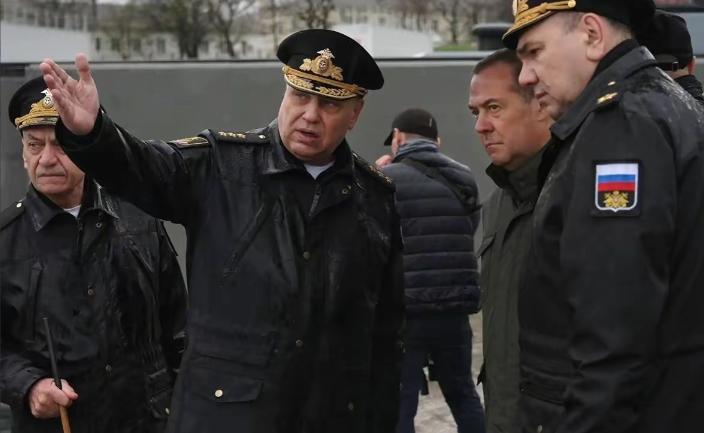 受俄罗斯武装力量最高统帅弗拉基米尔·普京的指示，俄安全委员会副主席梅德维杰夫于2