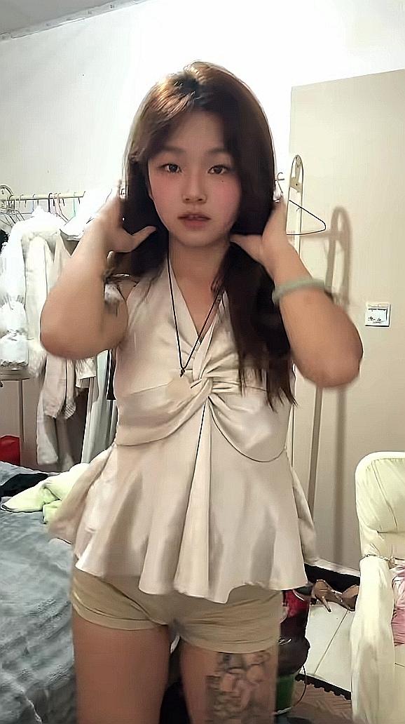 厂妹下班后，宿舍打理秀发。