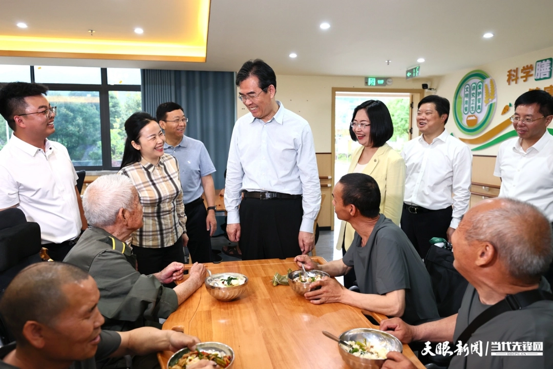 李炳军在黔东南州调研