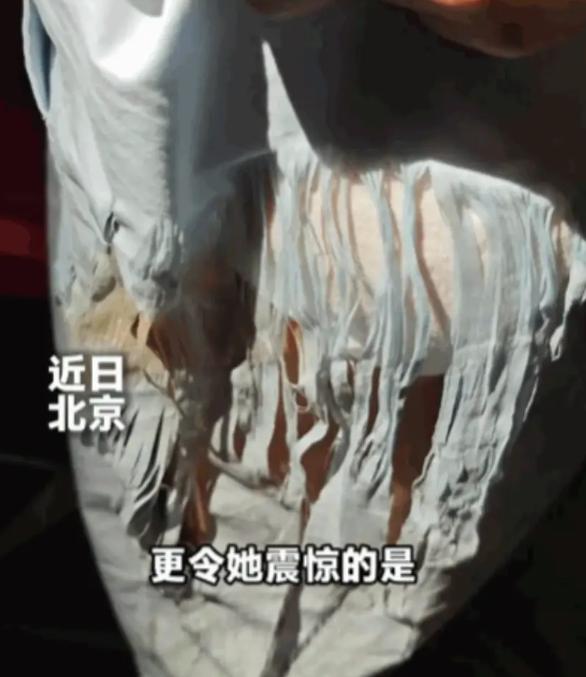 太离谱了！北京一女子打车赶机场，上车十分钟就察觉座椅湿漉漉冰凉。低头一看直接吓坏