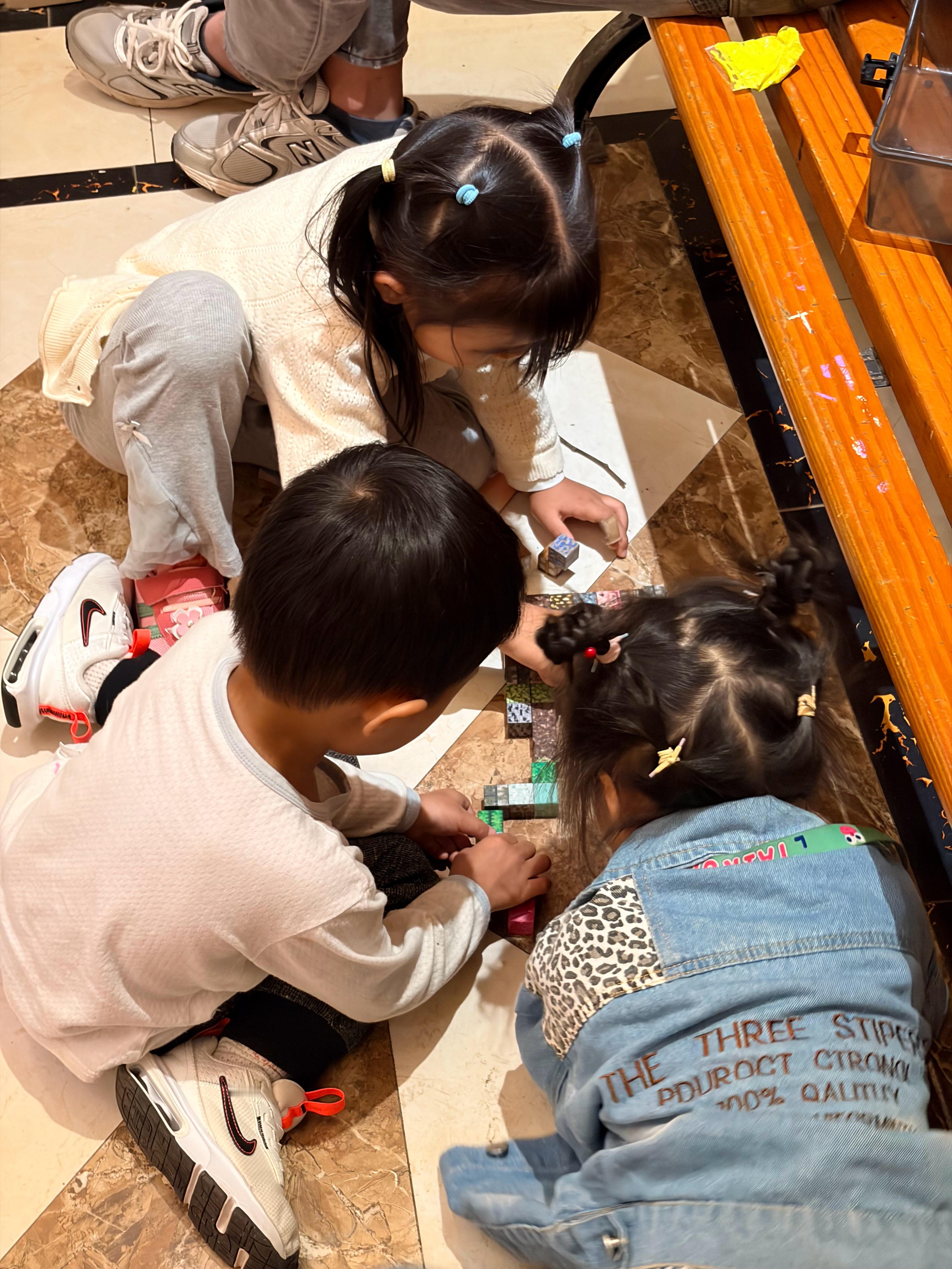 雾都奶爸 犬子上学的时候天天跟这个女同学在一起，班上做什么活动玩什么游戏都是他俩