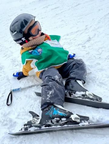 点背啊！陕西西安，一女子带13岁侄女去滑雪，侄女被一名30多岁男子绊倒受伤，不幸