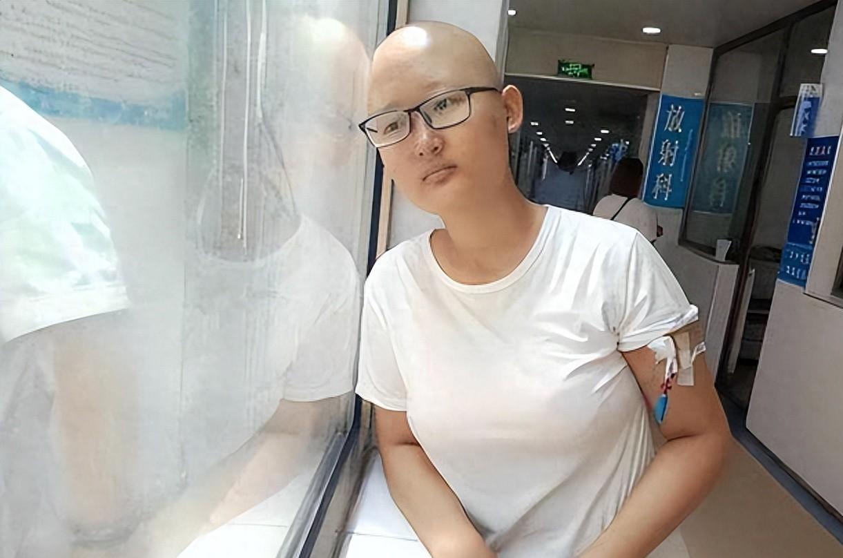 2019年，河北一名患癌女孩在病房里含泪对劝她放弃的亲戚绝望怒吼“我凭什么就该死