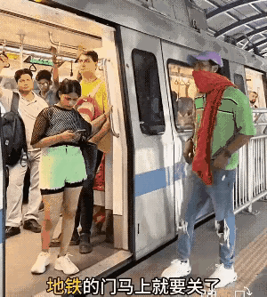 地铁门关闭瞬间，一只黑手快速伸出，抢走了女子手中的手机。地铁驶出，女人只能眼睁睁