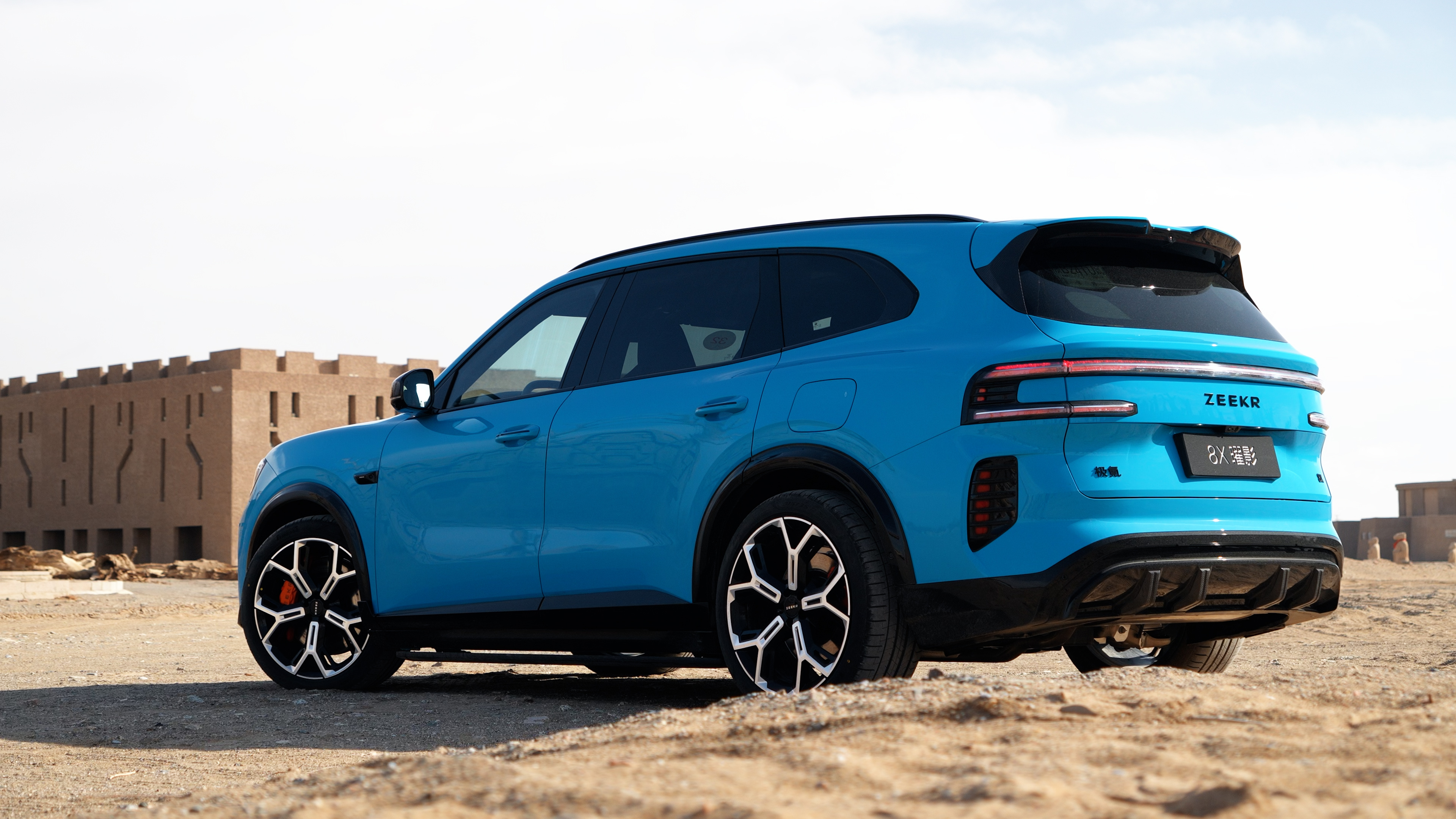 当脚下有1400匹的动力输出，实测身体比脑子先认怂。极氪8X曜影版已试，有爽到c