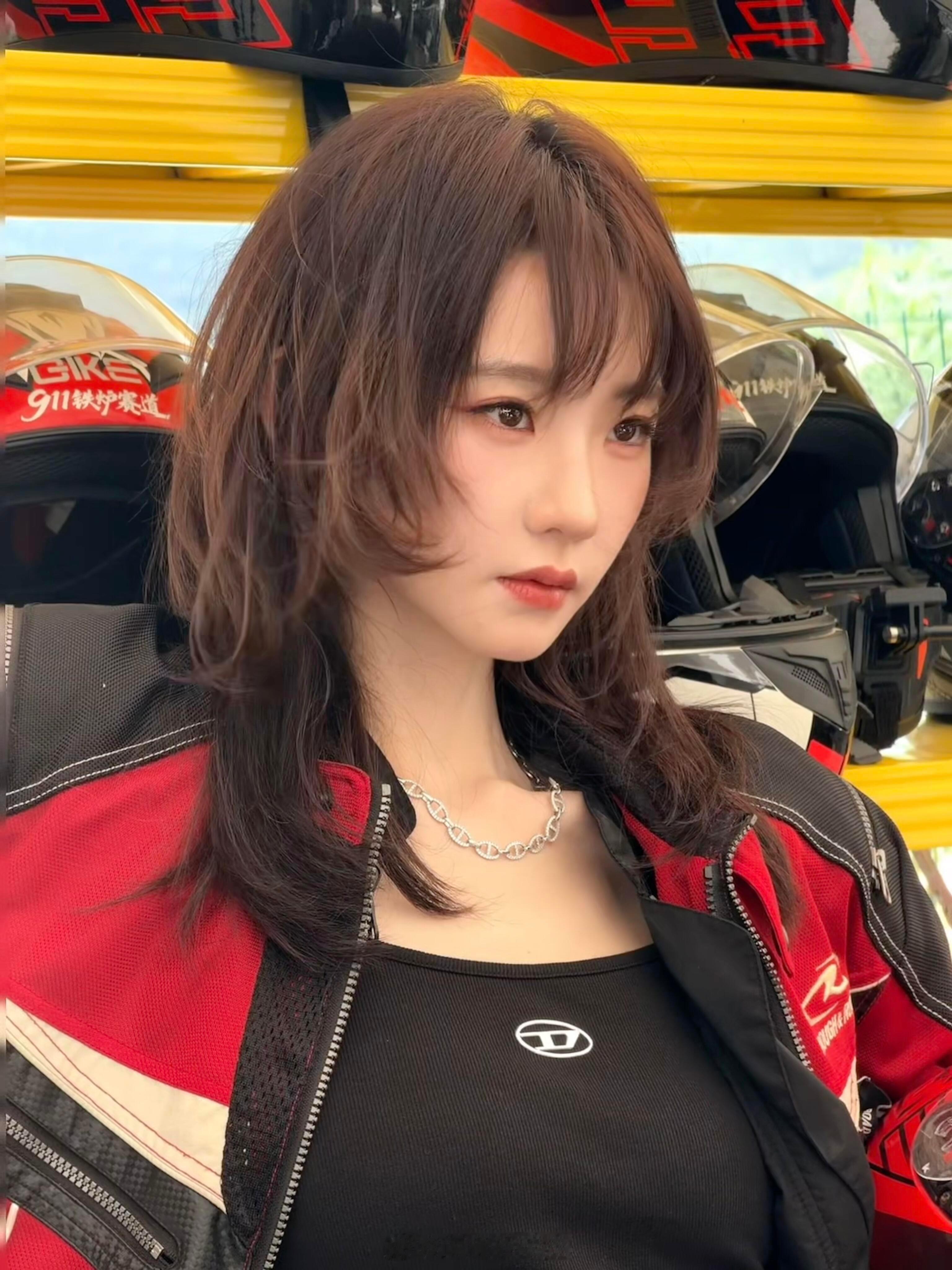 张艺凡赛车服造型好飒张艺凡FE赛车现场没记错的话她之前舞鞋换赛车靴也就几个月的事