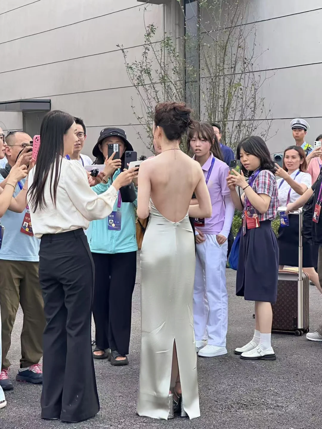 你绝对猜不到这是哪个女明星的背影