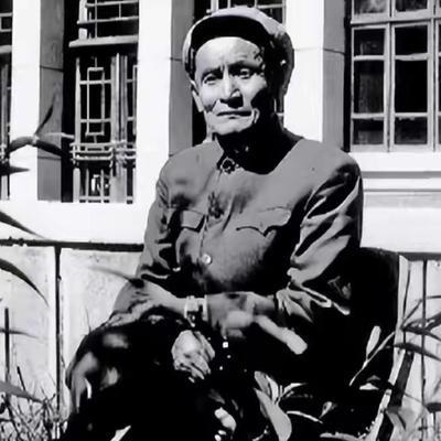 1973年，内蒙古一供销社丢了1400元现金和一支猎枪，警方查了8天一无所获，就