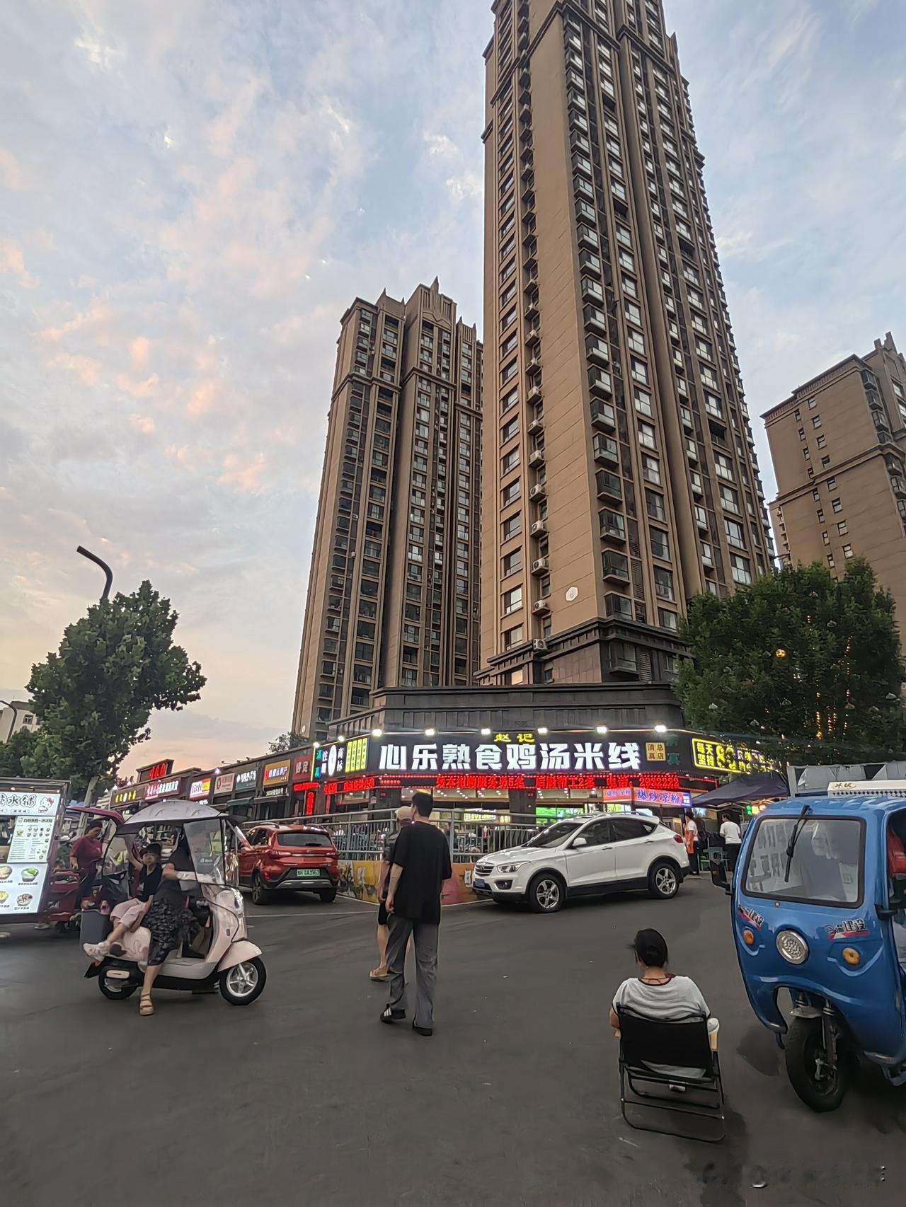 陶瓷路两边的饭店每天生意还怪好了！
陶瓷路以前道路可不咋地，坑坑洼洼，中间路还窄