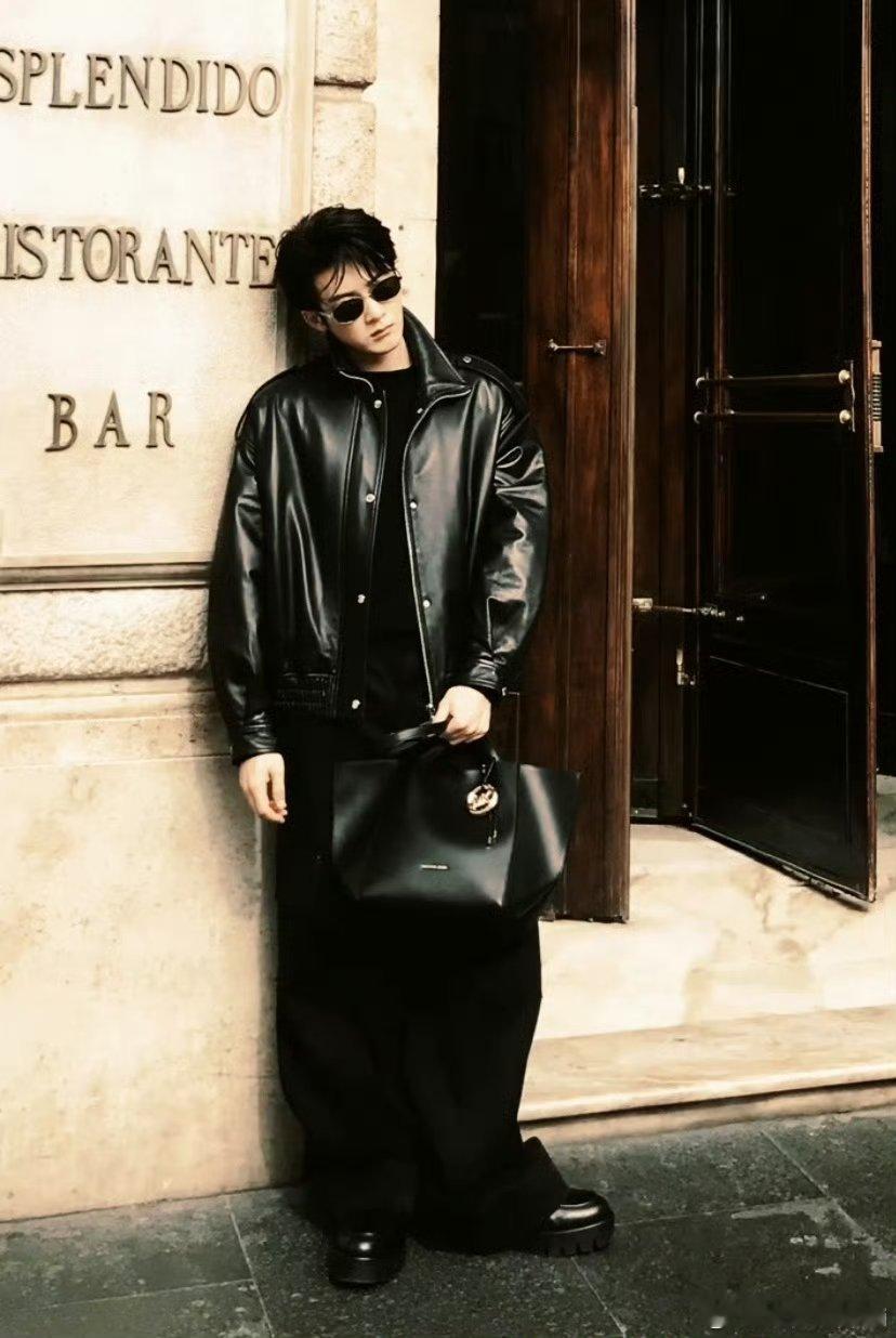 檀健次all black也硬帅！！这有点太权威了欧巴级别 