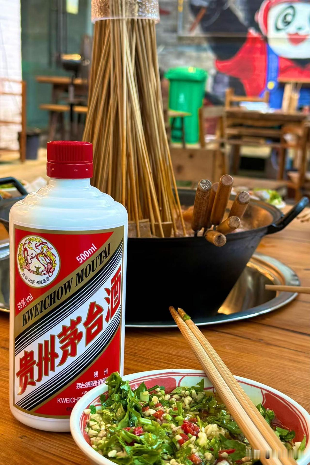 天气燥热，朋友一起躲到大邑斜源的老矿铁锅串串坐起，吹山野晚风，撸串喝酒，消解盛夏