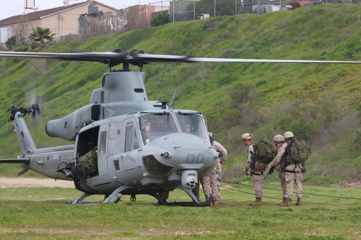 每天认识一件兵器 UH-1Y“毒液”直升机UH-1Y“毒液”（Venom）直升机