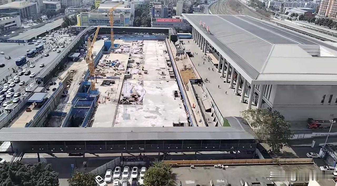 绵阳站前广场改造工程已实现与地面齐平，但是硬是没看出来以后车辆从哪个地方进到地下