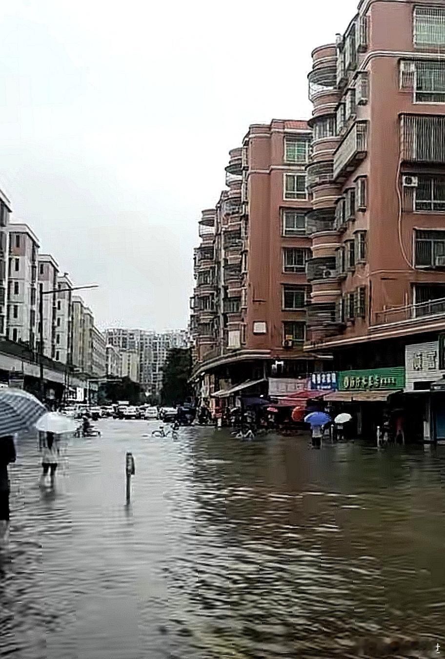 下大雨，水㓎街 