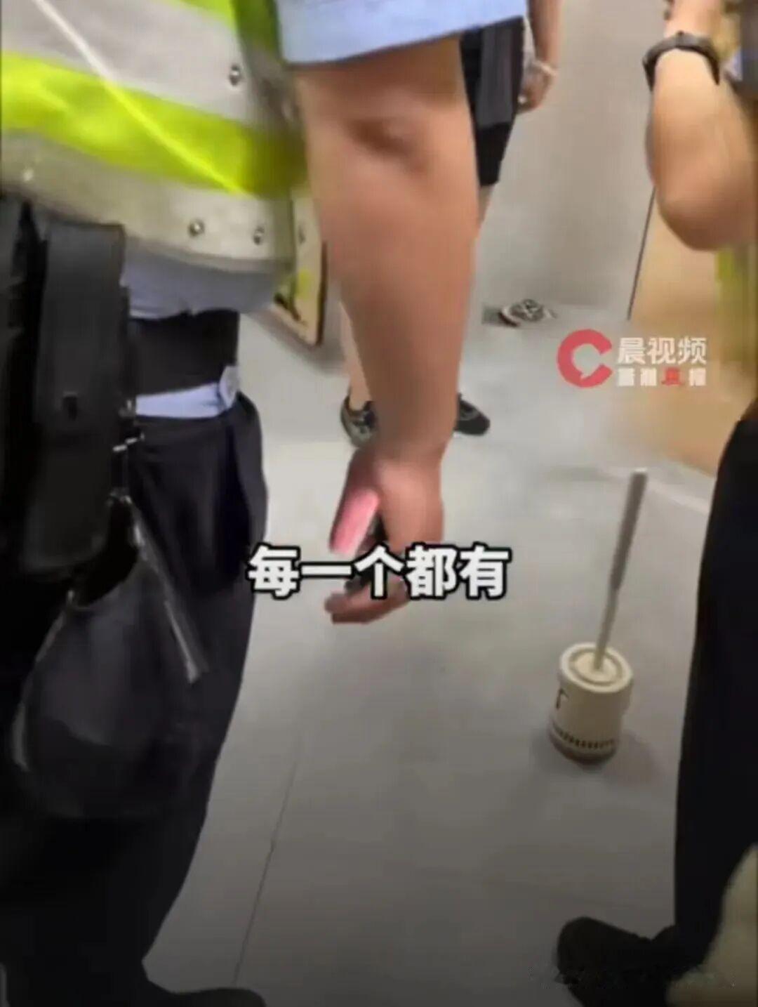 “必须严惩！”7月3日，四川成都，一女子在公共卫生间上厕所时习惯性打开手机灯光辅